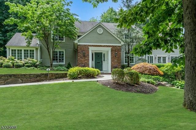 view of front of property featuring a front lawn