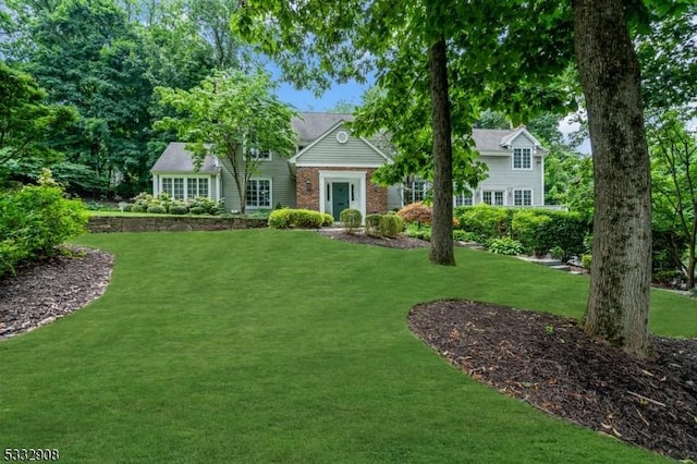 view of front facade featuring a front lawn