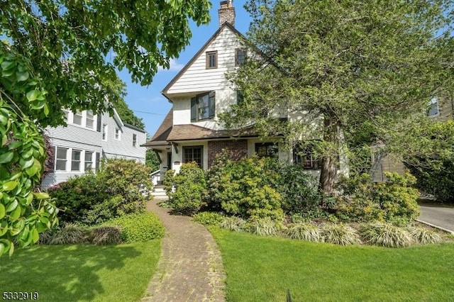 view of front of property featuring a front yard