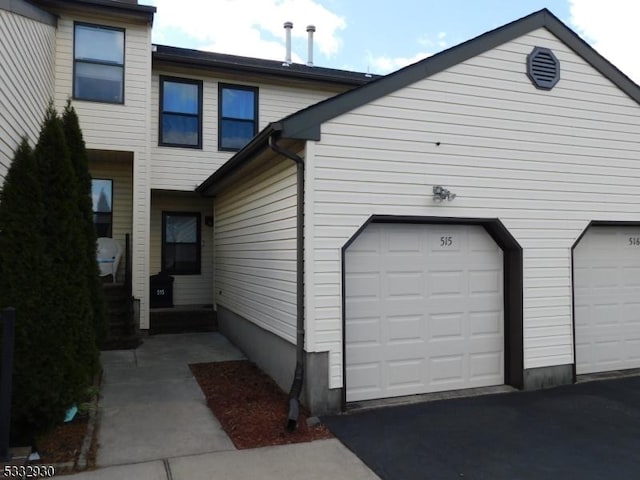 view of front of home with a garage and driveway