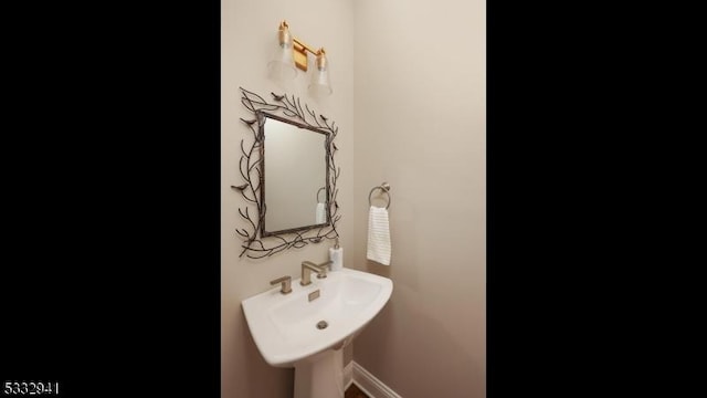 bathroom featuring sink