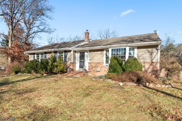 single story home with a front lawn