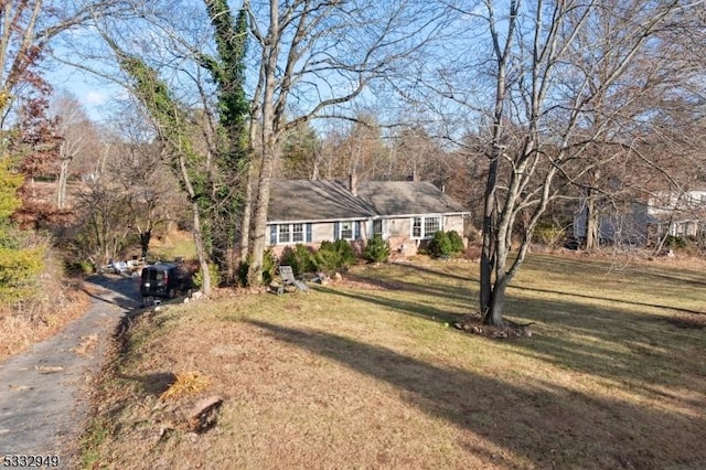 single story home featuring a front lawn