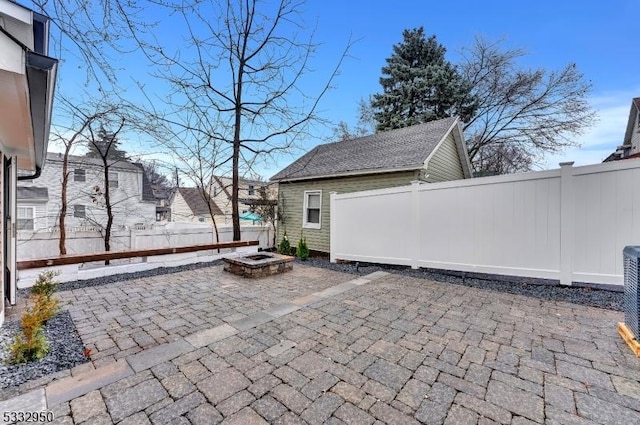 view of patio with an outdoor fire pit