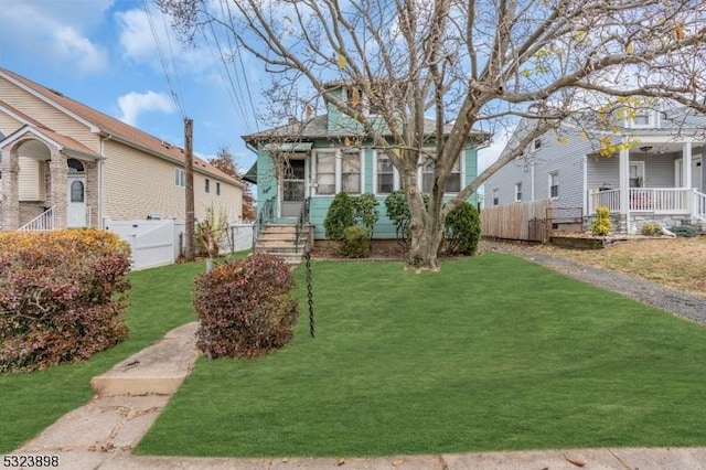 view of front of property featuring a front lawn