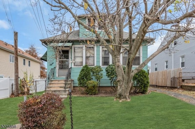 view of front of house featuring a front lawn