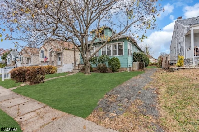 view of front of house featuring a front lawn