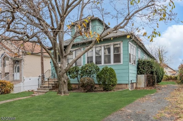 view of front facade with a front yard