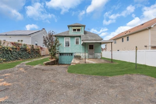 back of house featuring a lawn