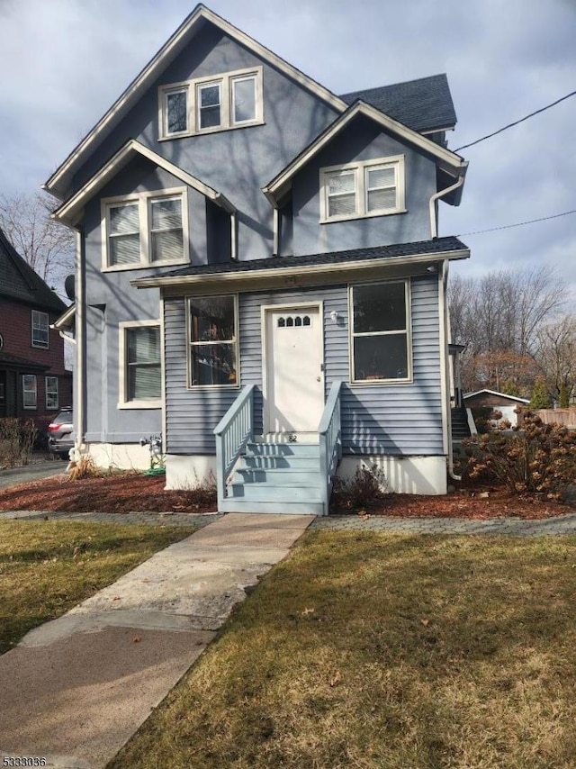 view of front facade featuring a front yard