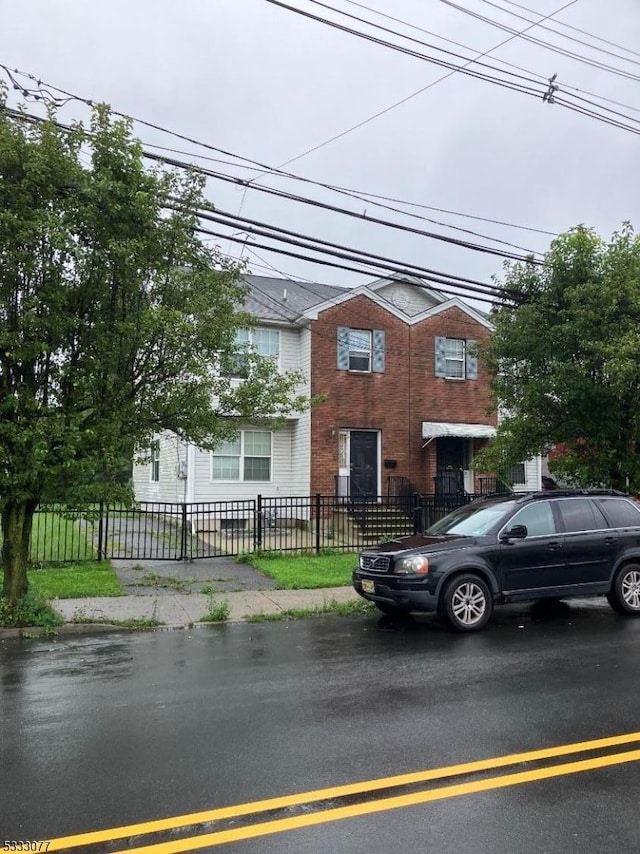 view of front of home featuring a fenced front yard