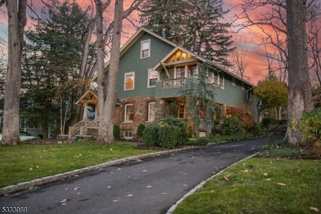 view of front facade featuring a yard