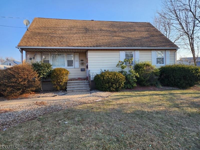 view of front of property featuring a front lawn