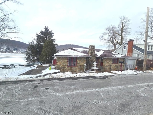 view of front of property featuring a garage and a mountain view