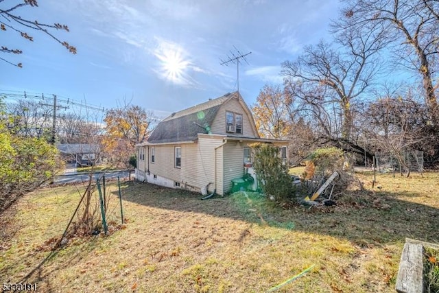 view of side of property featuring a lawn