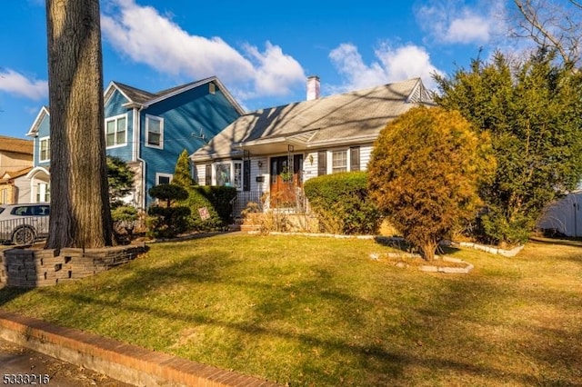 view of front facade featuring a front yard