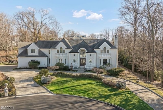 view of front of property featuring a front yard