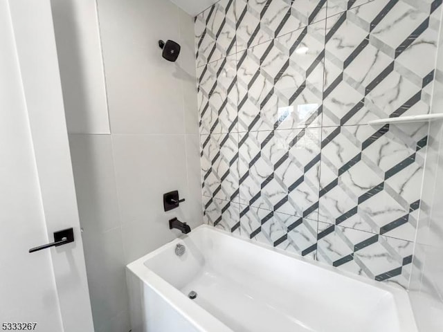 bathroom with bathtub / shower combination