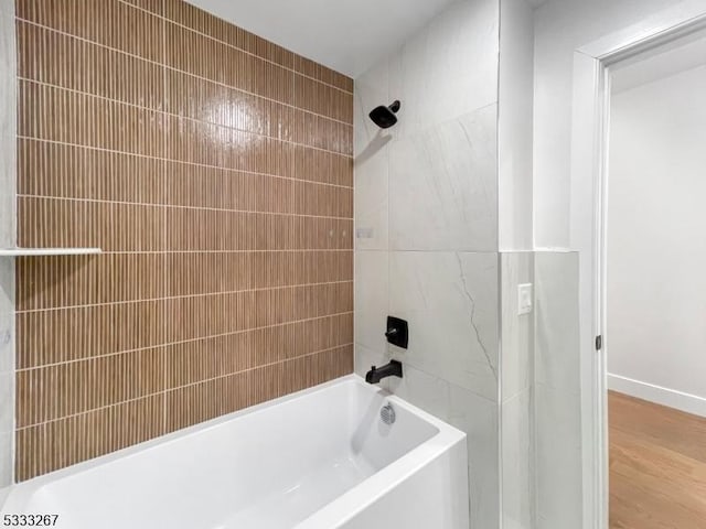 bathroom with tiled shower / bath combo