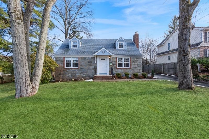 new england style home featuring a front yard