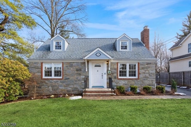 cape cod-style house featuring a front lawn