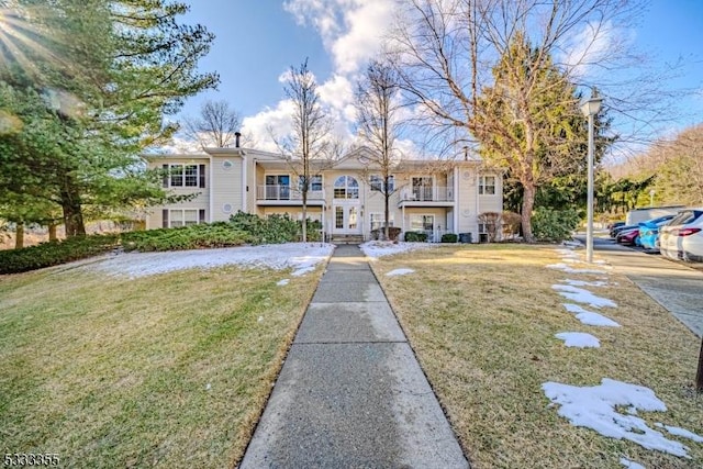 view of front of property featuring a front lawn