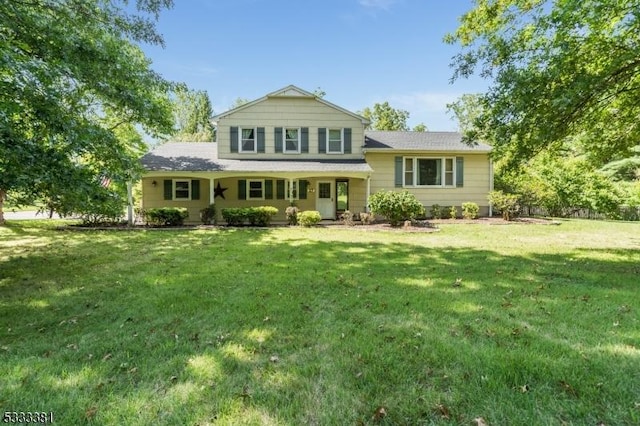 view of front of home featuring a front yard