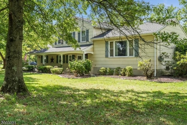 view of front facade with a front lawn