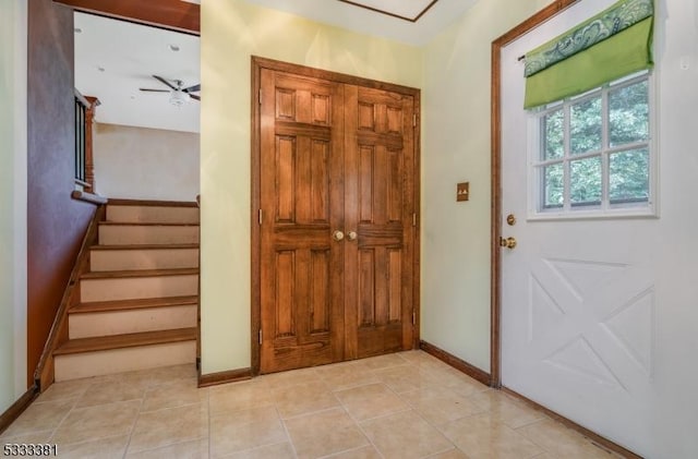 foyer entrance featuring ceiling fan