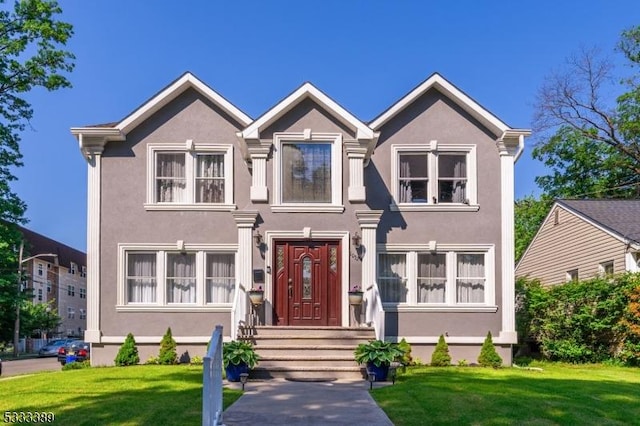 view of front of property featuring a front yard