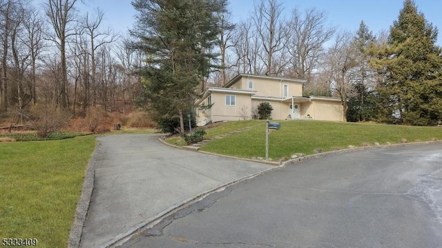 view of front of home featuring a front yard