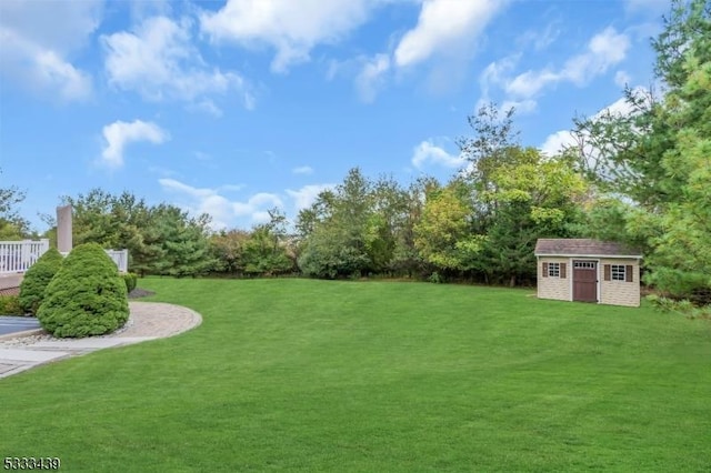 view of yard with a shed