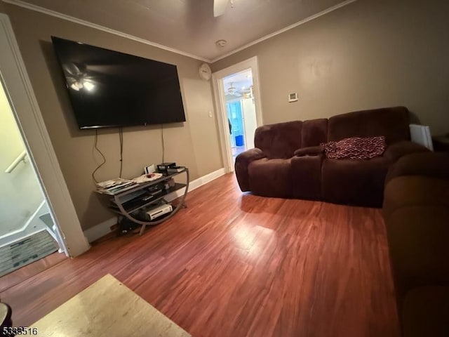 living room featuring ceiling fan, crown molding, and wood-type flooring