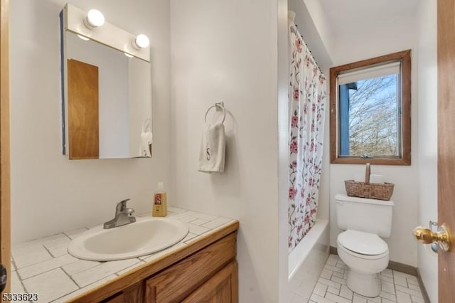 full bath with shower / bath combo with shower curtain, toilet, vanity, and baseboards