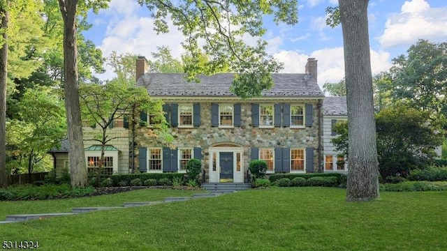 colonial home featuring a front yard