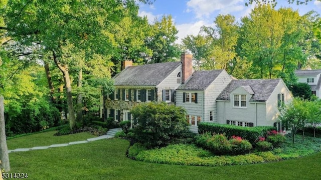 view of front of home featuring a front yard