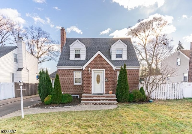 cape cod-style house featuring a front lawn