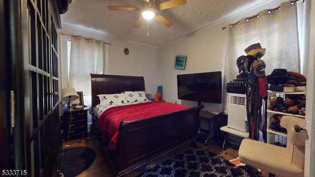 bedroom featuring a textured ceiling and ceiling fan