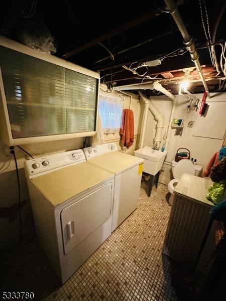 laundry area featuring sink and washing machine and clothes dryer