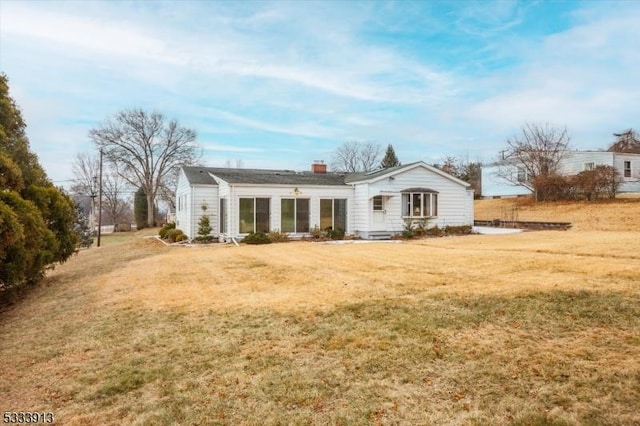 view of front of home featuring a front yard