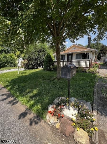 view of front of house with a front lawn