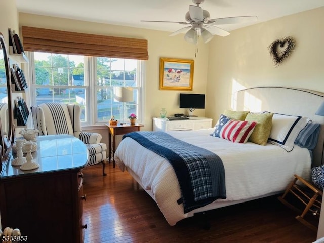 bedroom featuring dark wood finished floors and a ceiling fan