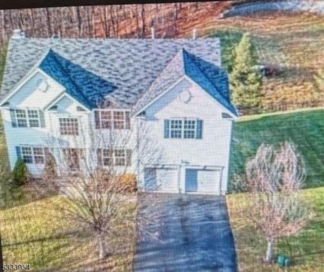 view of front facade featuring a garage and driveway