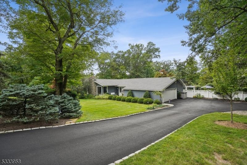 single story home featuring a front lawn