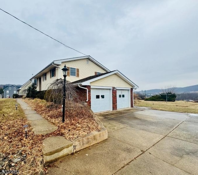 view of front of house featuring a garage and a mountain view