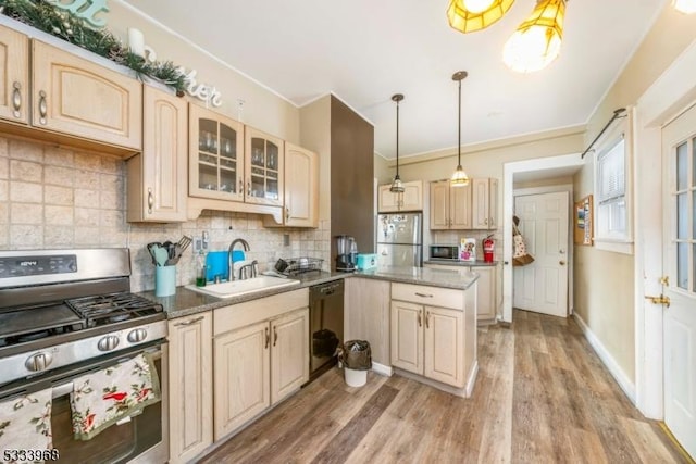 kitchen featuring sink, hanging light fixtures, stainless steel appliances, decorative backsplash, and light brown cabinets