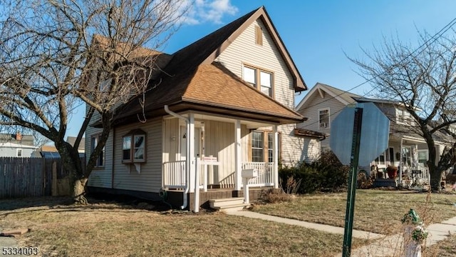 view of front of house with a front lawn