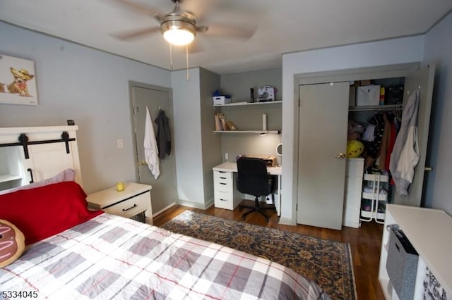 bedroom featuring ceiling fan, dark hardwood / wood-style floors, and a closet