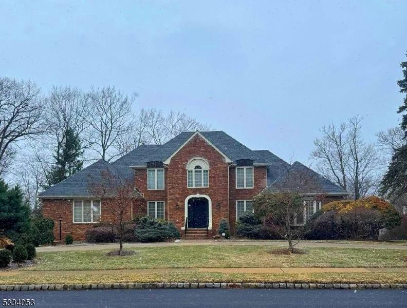 view of front of property featuring a front lawn