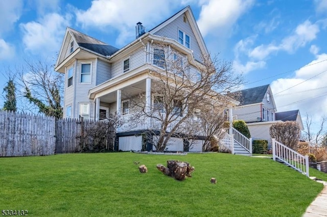 view of front facade with a front lawn